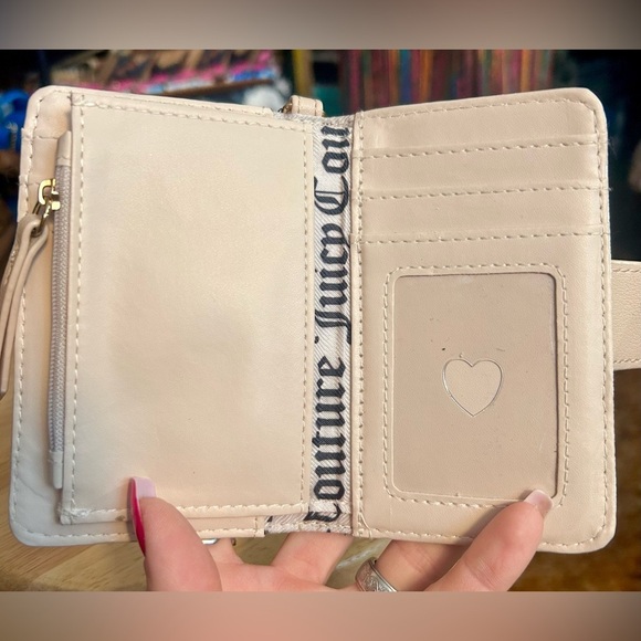 Juicy Couture Modern Chic Sandstone Bifold Card Wallet w/ Heart Keychain​​ - Picture 10 of 12